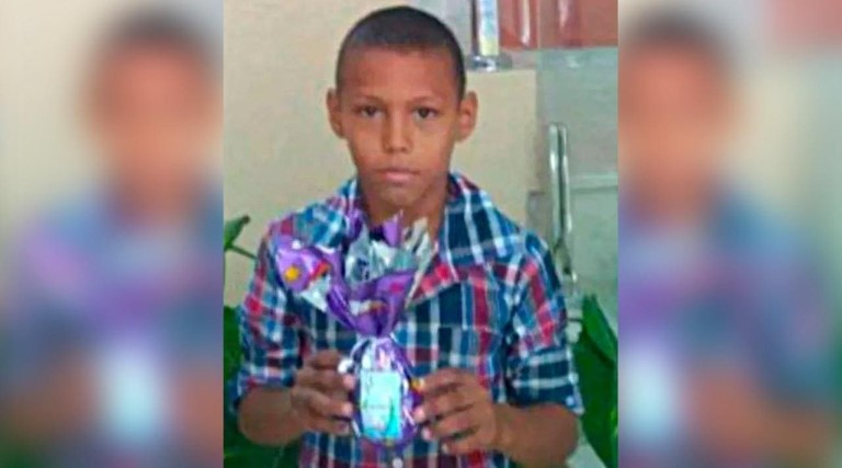menino de dez anos morre por choque apos tocar em geladeira de casa