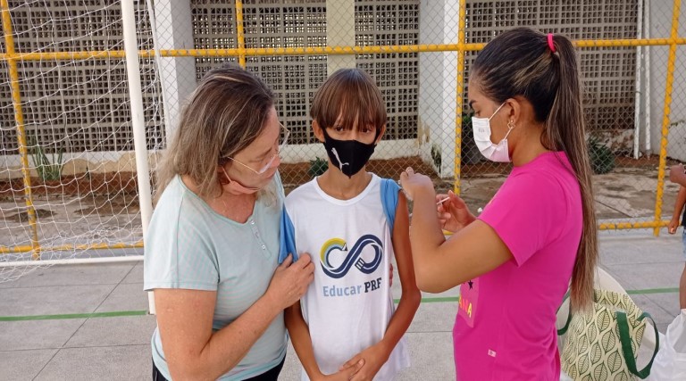 secretaria-de-saude-de-uirauna-realiza-vacinacao-contra-covid-19-nas-escolas-publicas-e-privadas