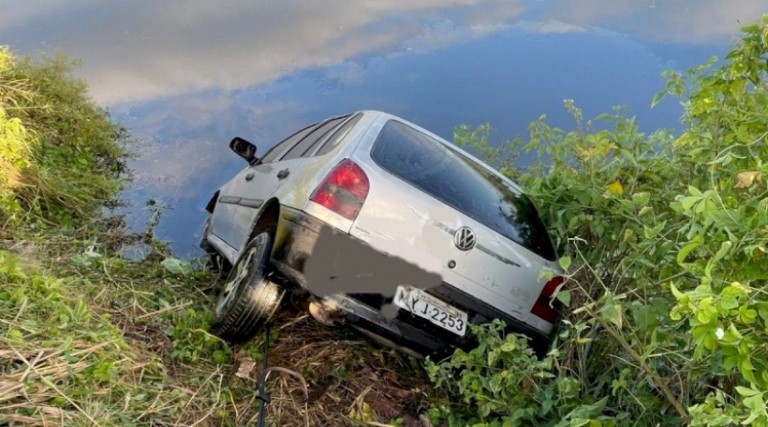 Veículo cai dentro de açude e motorista morre 1 veiculo cai dentro de acude e motorista morre