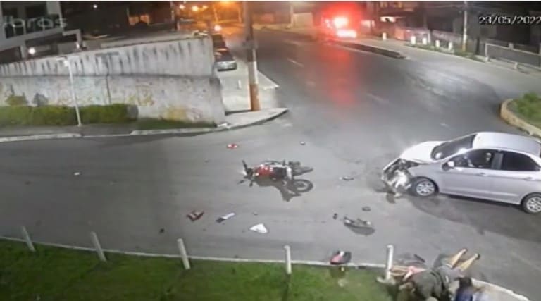video acidente impressionante entre carro e moto e flagrado por unidade do samu 1