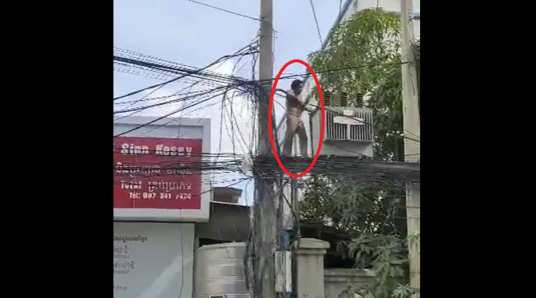 Vídeo: Assaltante sobe em poste pra escapar de população e acaba morrendo eletrocutado 1 video assaltante sobe em poste pra escapar de populacao e acaba morrendo eletrocutado