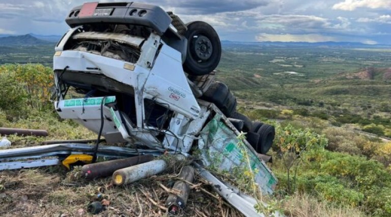 Vídeo: Caminhão carregado com cilindros de oxigênio hospitalar tomba na Serra do Teixeira 1 video caminhao carregado com cilindros de oxigenio hospitalar tomba na serra do