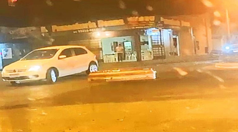 Vídeo: Caixão cai de carro funerário no meio de avenida em Goiás 1 caixao cai de carro funerario no meio de avenida em goias