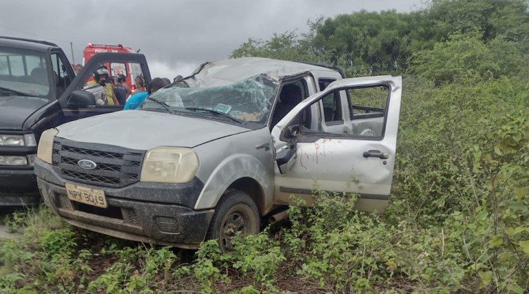 Oito jovens ficam feridos em acidente de carro da Prefeitura de Picuí, que retornava de festa 1 oito jovens ficam feridos em acidente de carro da prefeitura de picui que retornava de festa 2