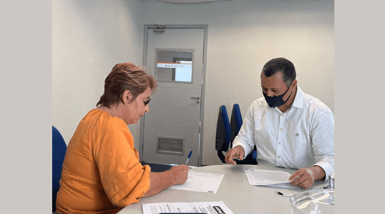 prefeita-leninha-romao-assina-contrato-para-aquisicao-de-uma-van-0km-e-a-construcao-de-uma-ubs-ancora-por-emenda-parlamentar-da-deputada-estadual-dra-paula