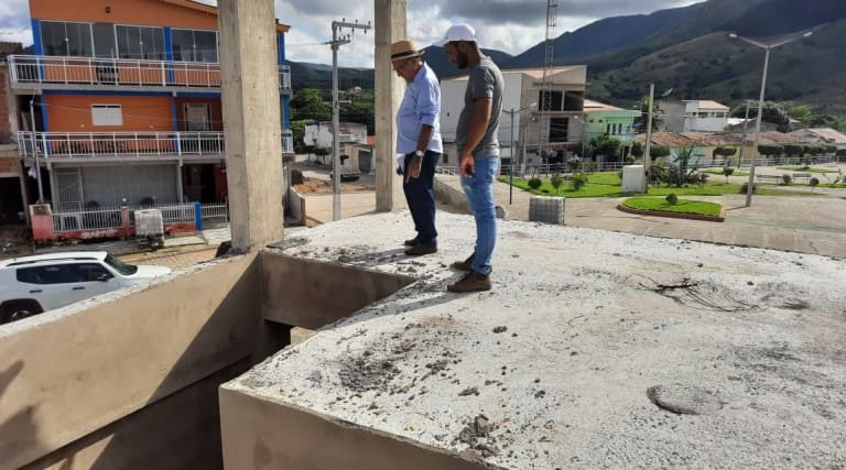 prefeito itamar moreira de poco dantas pb visita varias obras em andamento no municipio