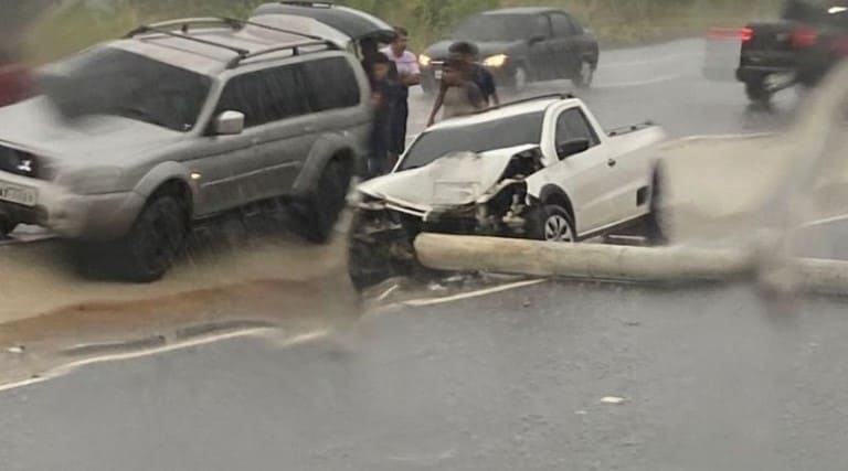 Vídeo: carro colide com poste e fica destruído 1 video carro colide com poste e fica destruido