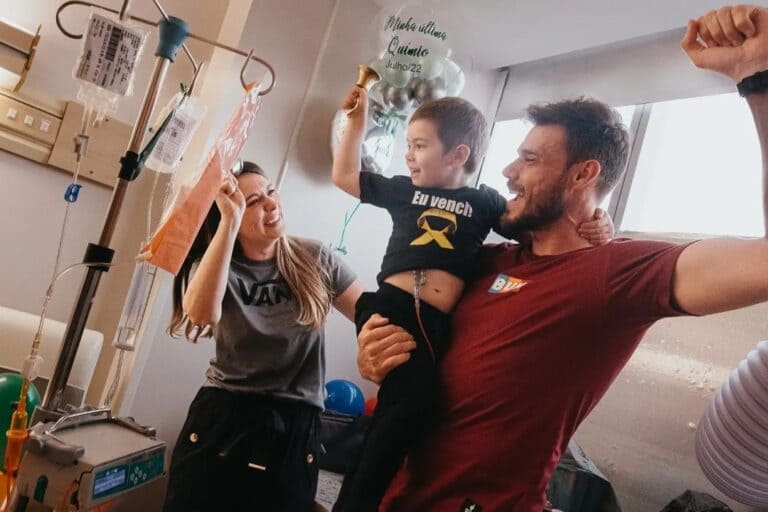 Vídeo: Goleiro comemora última quimio do filho de 4 anos com apoio da torcida. 2 1 3