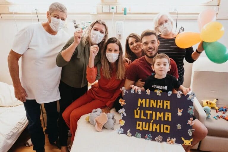Vídeo: Goleiro comemora última quimio do filho de 4 anos com apoio da torcida. 4 3 1