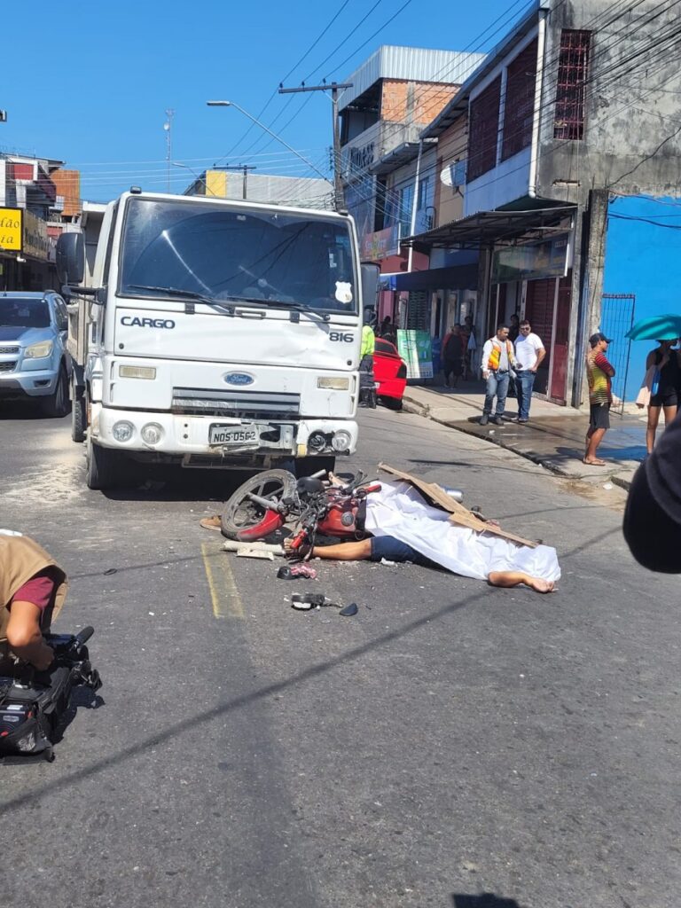 Vídeo: Veja momento em que motoqueiro morre ao bater de frente com caminhão 2 Unomidias