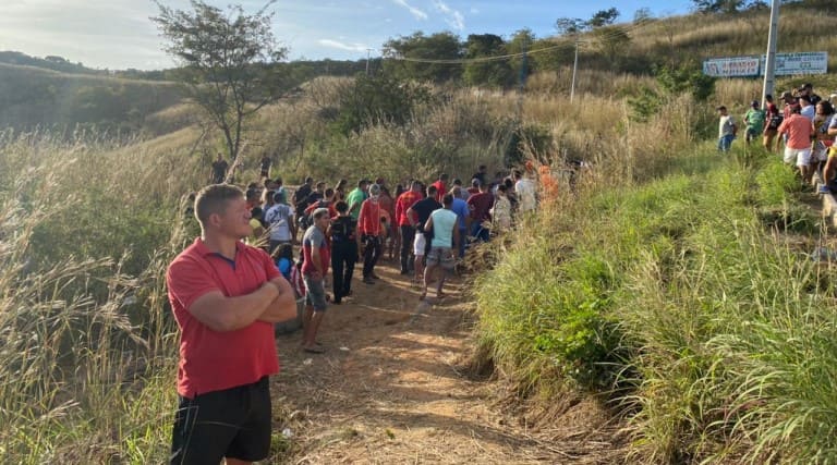 Ônibus escolar com time de futebol amador tomba e três pessoas morrem no Interior do Ceará 3 Voluntarios 1