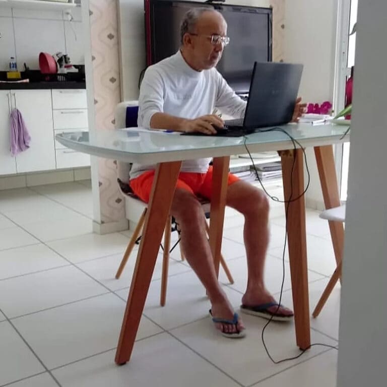 Aos 64 anos, enfermeiro aposentado passa em medicina: “Meu sonho” 3 aposentado medicina 2 768x768 1