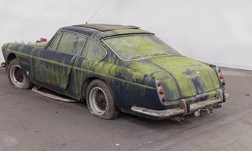 Ferrari 250 GTE abandonada por 40 anos é vendida em leilão por R$ 700 mil 2 ferrari 2