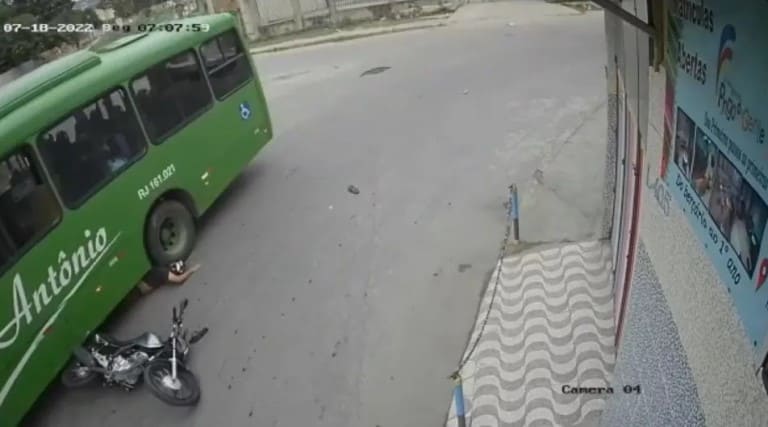 Vídeo:'Foi Deus', diz motoqueiro salvo por capacete depois de cair e ir parar embaixo da roda de um ônibus 1