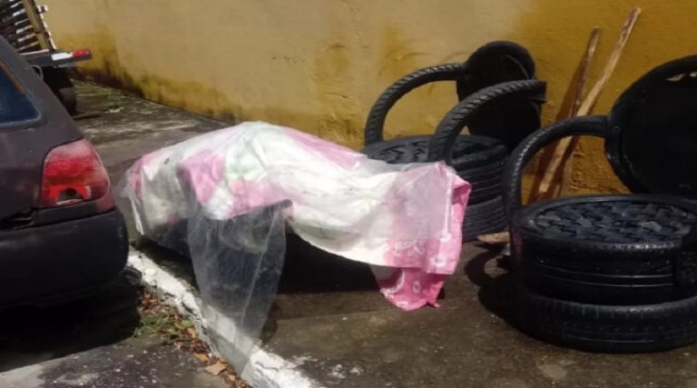 Homem leva corpo da mãe em carro de mão para cemitério, no interior do RN 1 homem leva corpo da mae em carro de mao para cemiterio no interior do rn