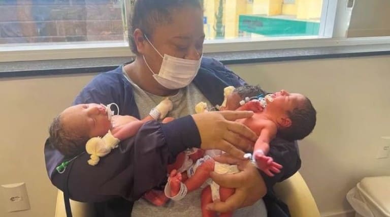 Com a chegada do trio, o casal de Criciúma passou a ter oito filhos 1 mulher da a luz trigemeos 10 meses apos ter tido gemeos em sc