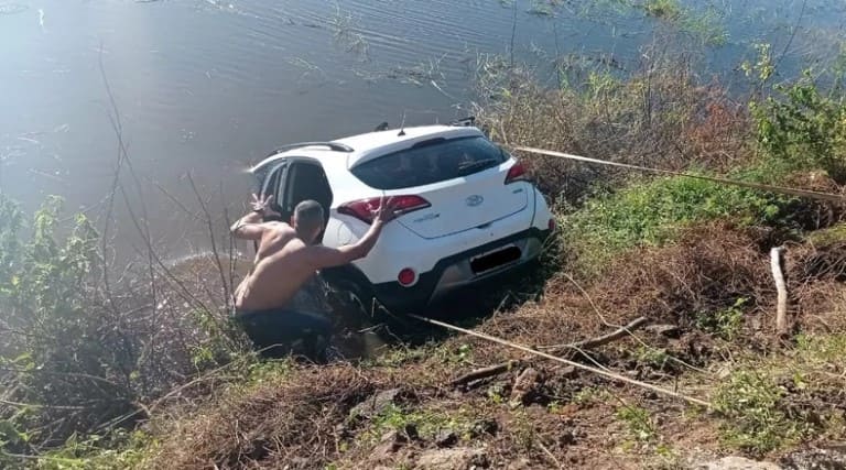 Mulher morre após perder controle do carro e veículo cair em açude 1 mulher morre apos perder controle do carro e veiculo cair em acude