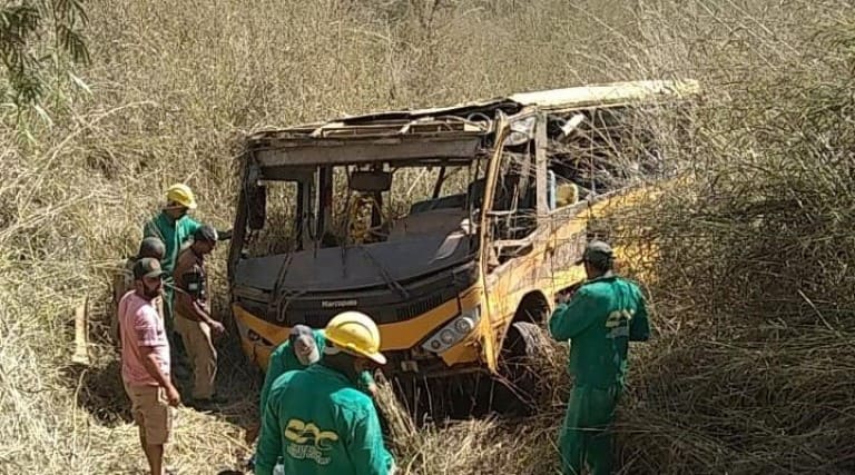 Ônibus escolar com time de futebol amador tomba e três pessoas morrem no Interior do Ceará 1 onibus escolar com time de futebol amador tomba e tres pessoas morrem no interior do ceara