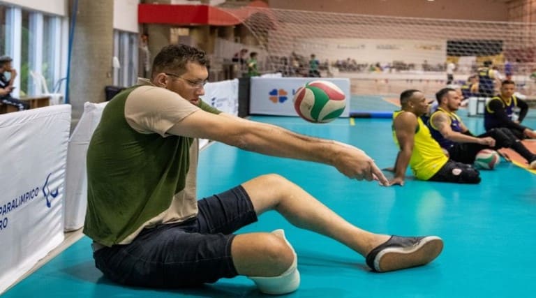 Paraibano Ninão, o homem mais alto do Brasil, treina com Seleção de Vôlei Sentado após amputar perna 1 paraibano ninao o homem mais alto do brasil treina com selecao de volei sentado apos amputar perna