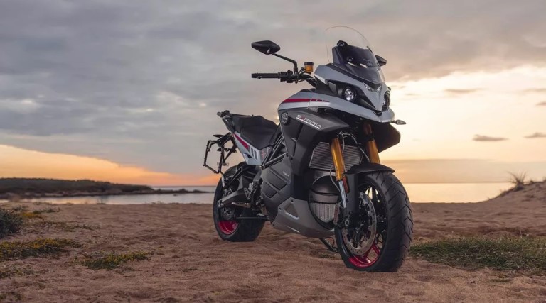 primeira-moto-eletrica-aventureira-surpreende-pela-autonomia-e-roda-ate-420-km