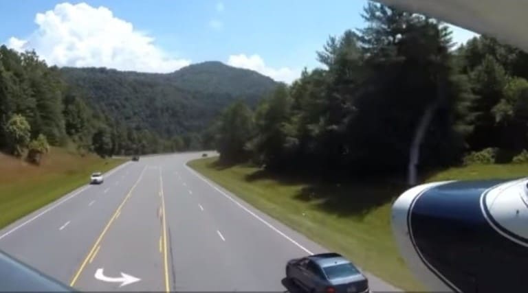 video entre os carros piloto faz pouso de emergencia em rodovia