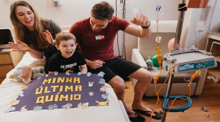 Vídeo: Goleiro comemora última quimio do filho de 4 anos com apoio da torcida. 1 video goleiro comemora ultima quimio do filho de 4 anos com apoio da torcida