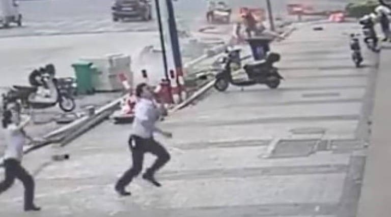 video impressionante mostra momento em que homem salva bebe que caiu de 6 andar