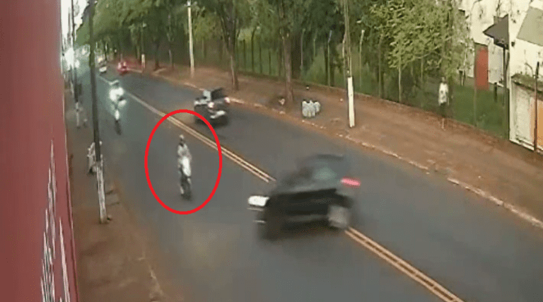 Vídeo: Motorista invade pista contrária e mata mulher em moto 1 video motorista invade pista contraria e mata mulher em moto
