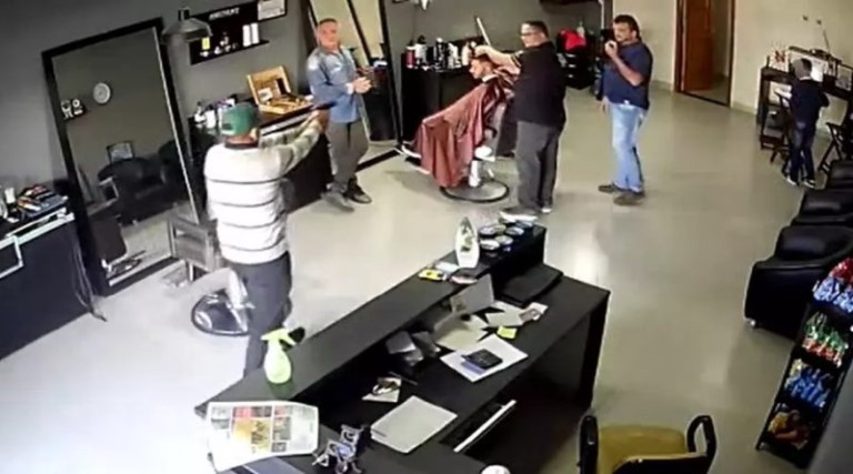 video veja momento em que pistoleiro chega e mata barbeiro e cliente a tiros