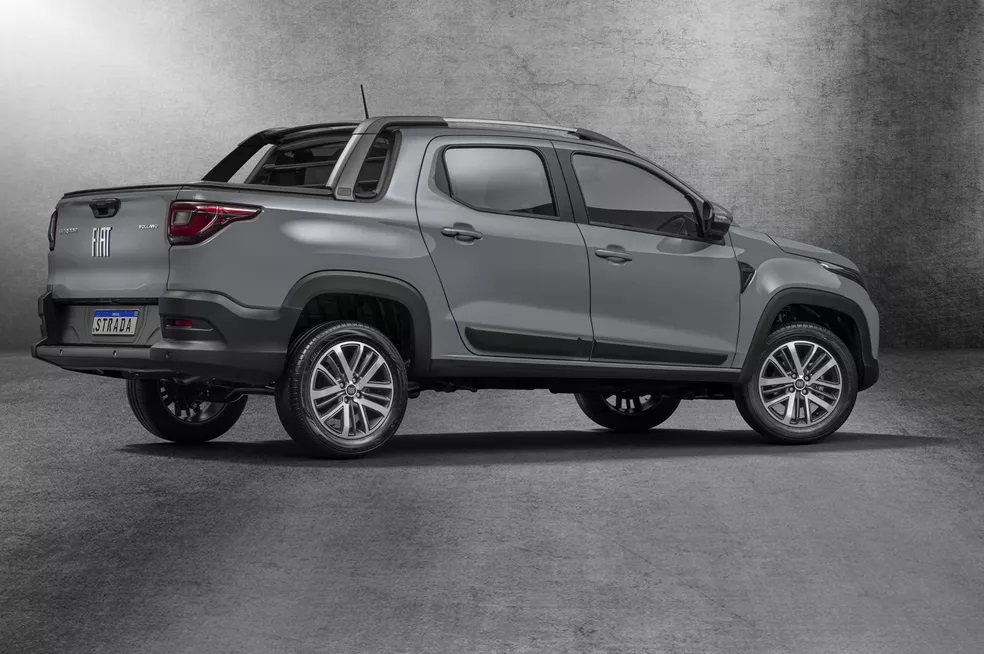 Carro mais vendido do Brasil, Fiat Strada chega à linha 2023 com poucas novidades 3 volcanomy23backside 62dea2d81c761