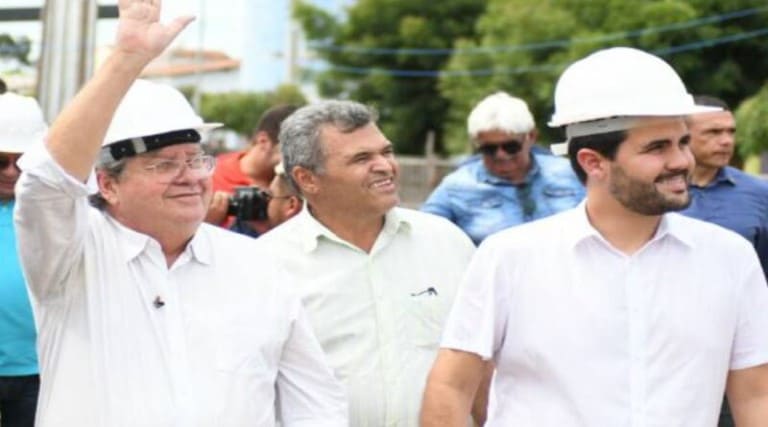 wilson filho comemora licitacao para obra de pavimentacao da estrada que liga uirauna a vieiropolis