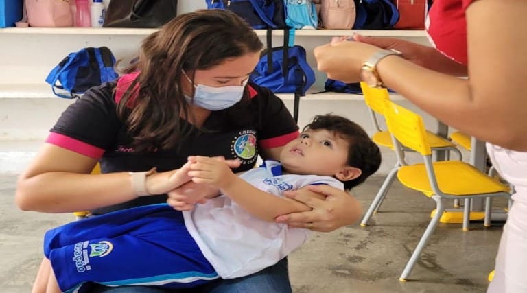 a secretaria municipal de saude de uirauna realiza vacinacao em crianca das creches e escolas