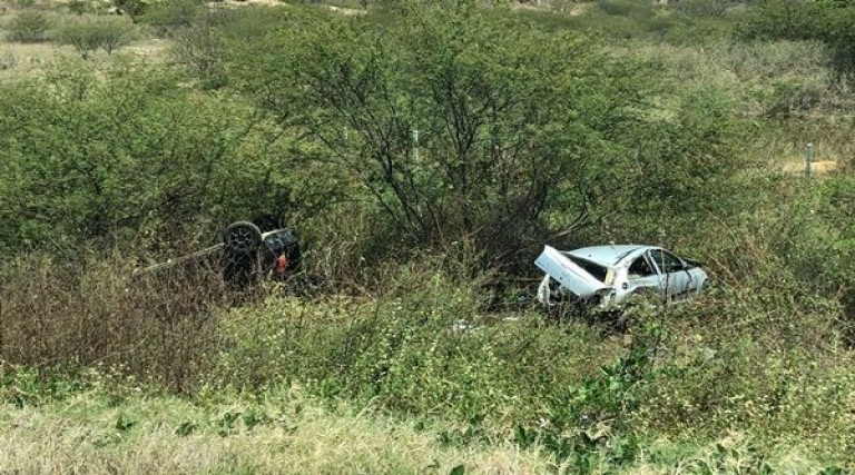 Dois carros se chocam em ultrapassagem irregular 1 dois carros se chocam em ultrapassagem irregular