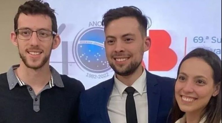 Dois irmãos morrem em batida de veículo e carreta na volta do enterro da avó 1 dois irmaos morrem em batida de veiculo e carreta na volta do enterro da avo