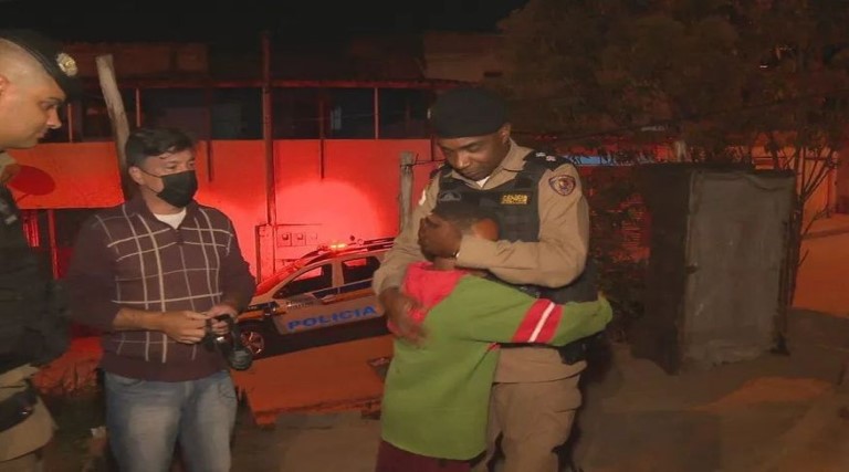 Menino de 11 anos liga para polícia pedindo comida: 'Estamos com fome!' 1 menino de 11 anos liga para policia pedindo comida estamos com fome