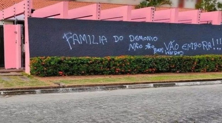 Modelo Arthur Urso, casado com oito mulheres, tem casa pichada em João Pessoa: 'Família do demônio' 1 modelo arthur urso casado com oito mulheres tem casa pichada em joao pessoa familia do demonio