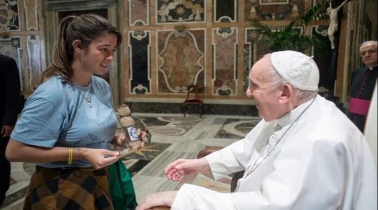 no vaticano jovem brasileira entrega garrafinha de cachaca ao papa francisco