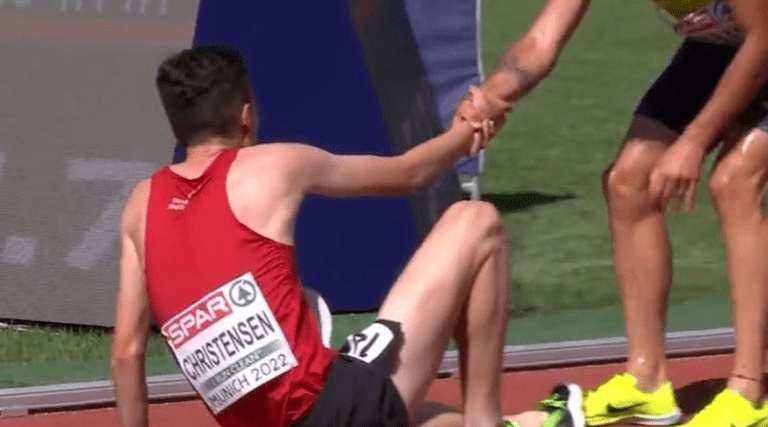 video atleta chega em ultimo apos ajudar rival no europeu de atletismo