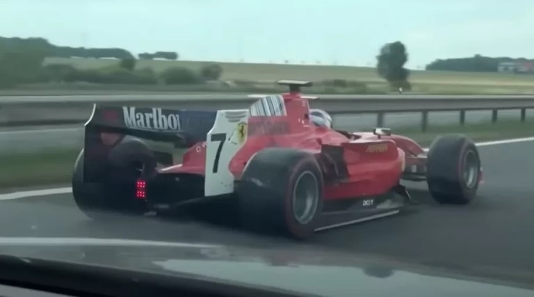 video carro da formula 2 e flagrado acelerando em rodovia na republica tcheca