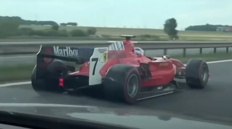 video-carro-da-formula-2-e-flagrado-acelerando-em-rodovia-na-republica-tcheca