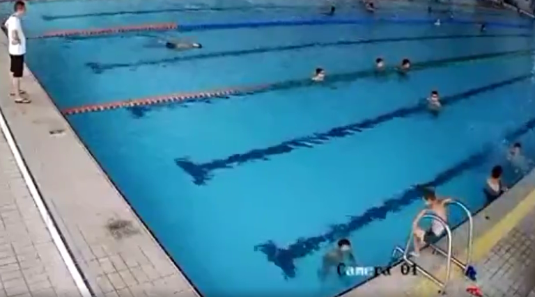 video crianca morre afogada em clube lotado durante aula de natacao