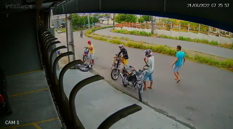 VÍDEO: Motoqueiro sem capacete sofre acidente 1 video motoqueiro sem capacete sofre acidente