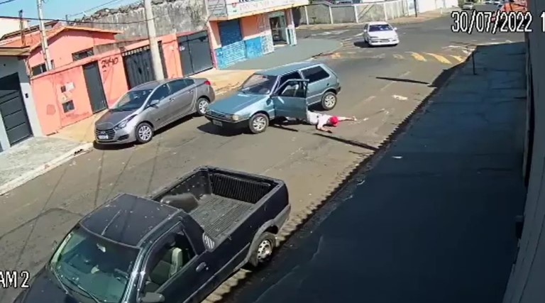 video motorista cai do proprio carro em movimento