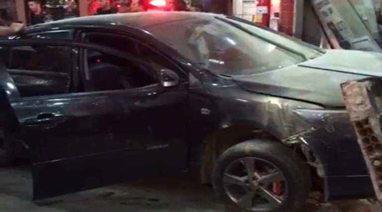 video mulher perde controle de carro e atinge recepcao de posto de combustivel