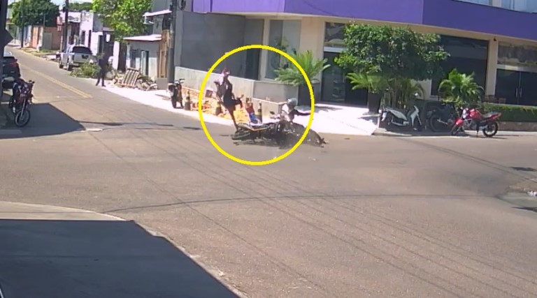 video pessoas sao arremessadas apos colisao de motos