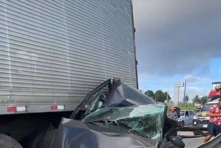 Caminhão atinge carro em colisão na BR-230, em Bayeux