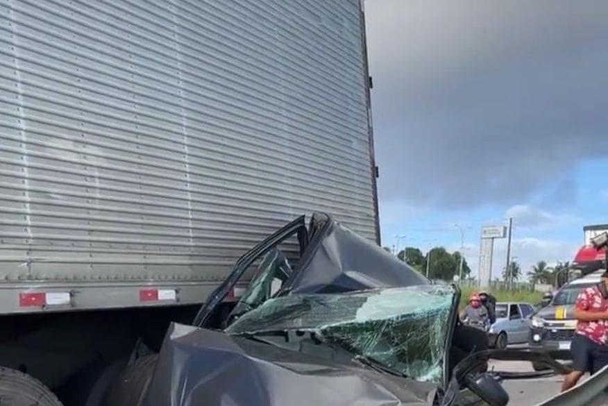 Caminhão atinge carro em colisão na BR-230, em Bayeux 1 whatsapp image 2022 08 15 at 071624W
