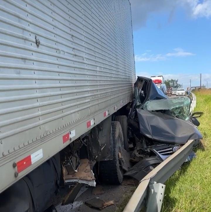 Caminhão atinge carro em colisão na BR-230, em Bayeux 3 whatsapp image 2022 08 15 at 071642