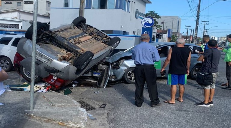 Acidente deixa três veículos destruídos e avenida bloqueada, em João Pessoa 1 acidente deixa tres veiculos destruidos e avenida bloqueada em joao pessoa
