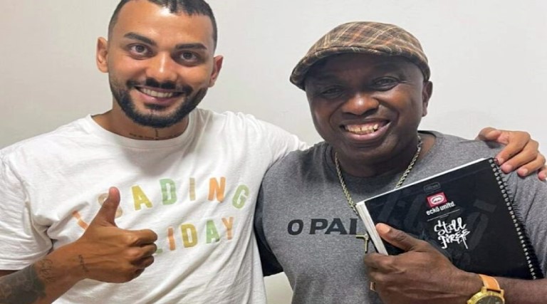 Atacante ensina massagista do clube a ler e escrever e marca Golaço! 1 atacante ensina massagista do clube a ler e escrever e marca golaco